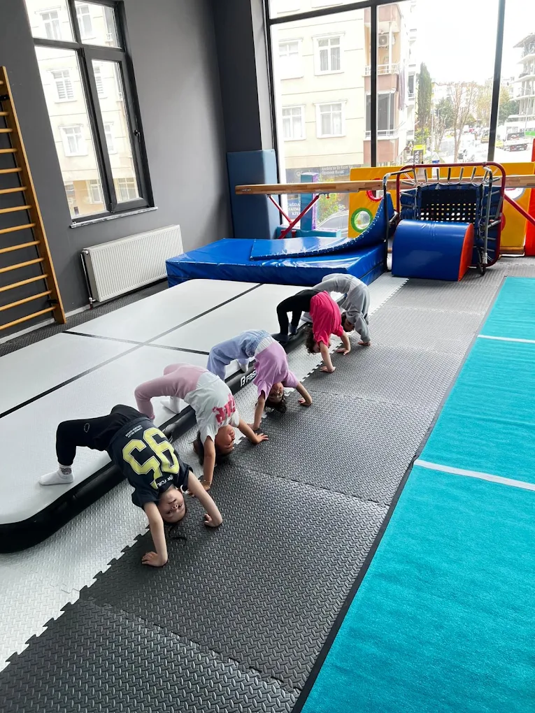 Cimnastix Sports School Grup Hareketi